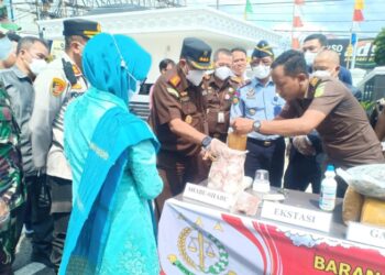 Jaksa Musnahkan BB Kejahatan Prostitusi Online di Siantar