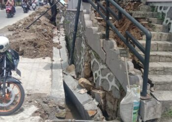 Pengawasan Lemah dan Tidak Sesuai Juknis, Proyek di Jalan Jawa Roboh