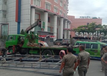 Tumbang “Dihantam” Angin Kencang, Plank Reklame Dibangun Kembali, Lalu Dibongkar Sat Pol PP Siantar