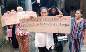 Warga menyambut Liska Hariani Warga menyambut Liska Hariani