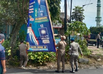 Bawaslu Siantar Tertibkan Ratusan Alat Peraga Kampanye dari Tempat Terlarang