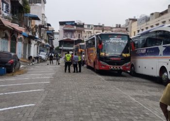 Komplek Bisnis Jadi “Terminal” Bus Paradep, Pembuatan Batas Jalur Parkir Dihadang